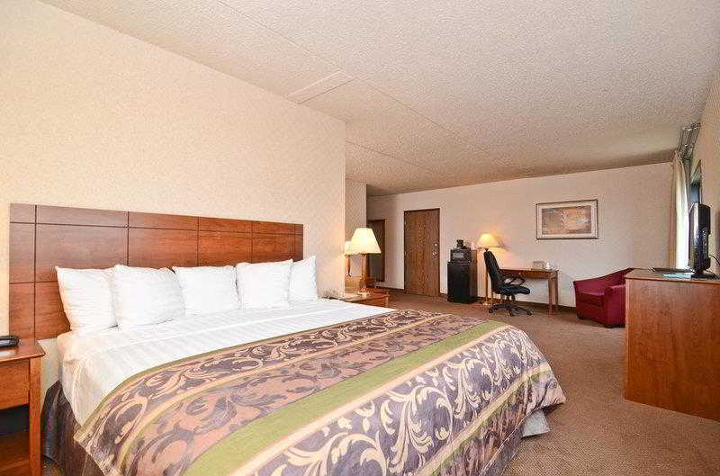 Ramada By Wyndham Fargo Hotel Room photo