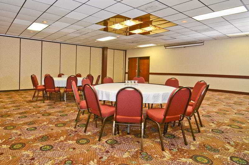 Ramada By Wyndham Fargo Hotel Facilities photo