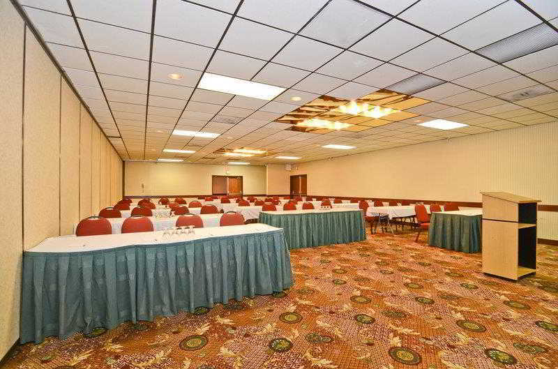 Ramada By Wyndham Fargo Hotel Facilities photo