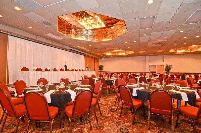 Ramada By Wyndham Fargo Hotel Facilities photo