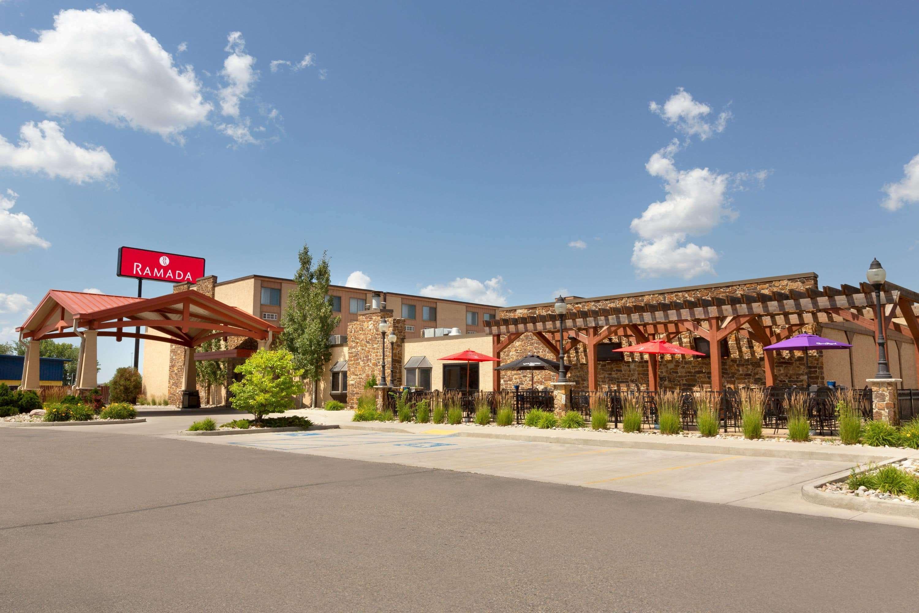 Ramada By Wyndham Fargo Hotel Exterior photo