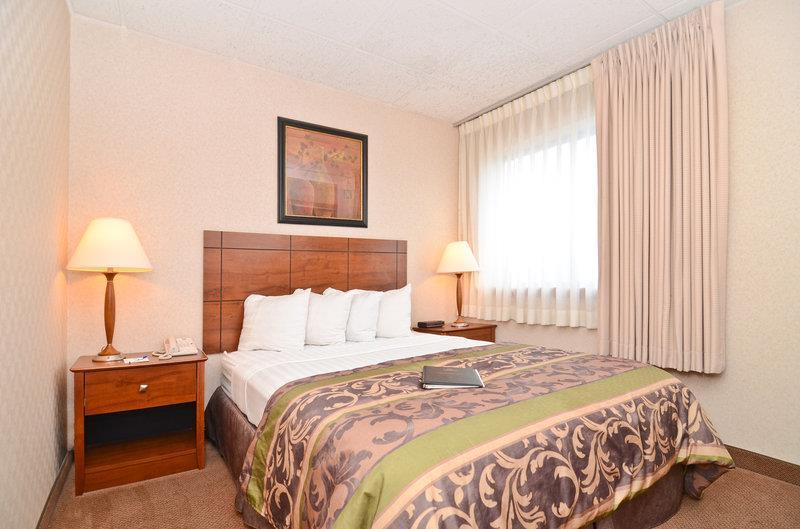 Ramada By Wyndham Fargo Hotel Room photo