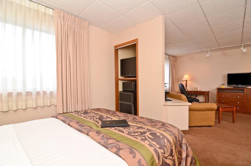 Ramada By Wyndham Fargo Hotel Room photo