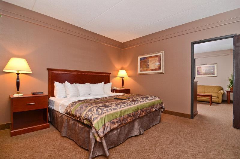 Ramada By Wyndham Fargo Hotel Room photo