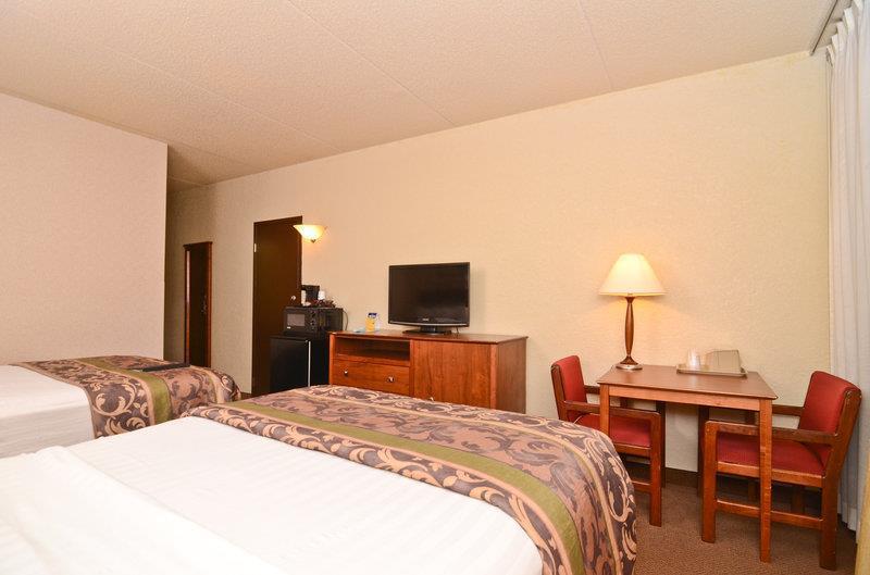 Ramada By Wyndham Fargo Hotel Room photo